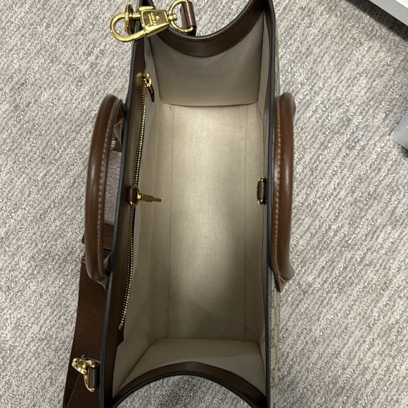 Gucci Medium Tote with Interlocking G - Picture 3 of 14